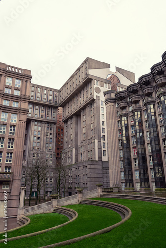 Obraz na płótnie Brutalist Architecture in Suburban Paris w salonie
