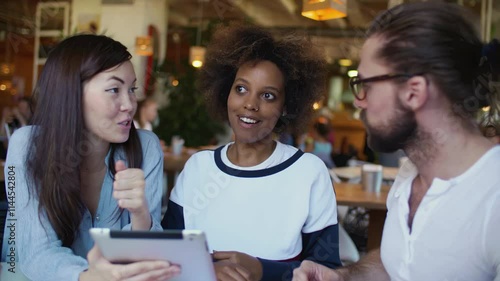 Collaborative Discussion in a Modern Caf Setting
