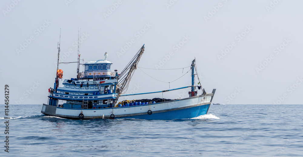 altes, thailändisches Fischerboot auf dem offenen Meer altes, thailändisches Fischerboot auf dem offenen Meer