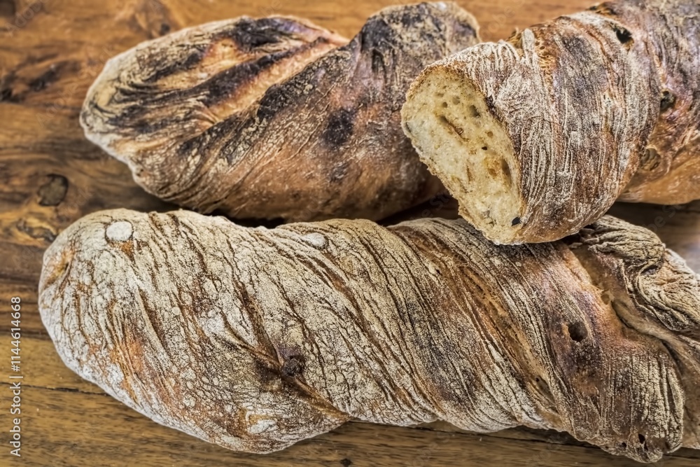 drei wurzelbrote auf einem holztisch