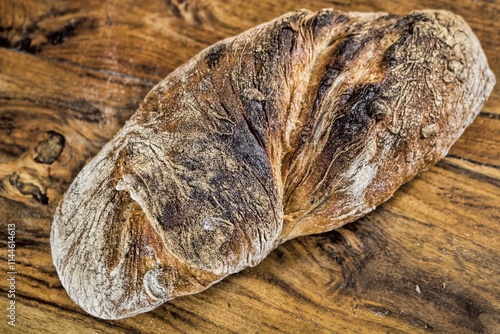 Obraz na płótnie knuspriges wurzelbrot auf einem holztisch w salonie