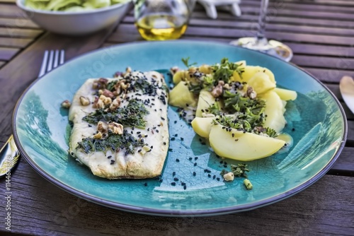 Obraz na płótnie schollenfilet mit nüssen und kartoffeln w salonie