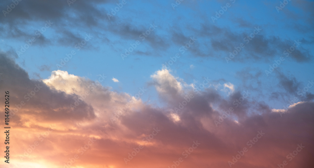 Obraz premium Sunset sky background. Beautiful bright sunset sky with clouds.