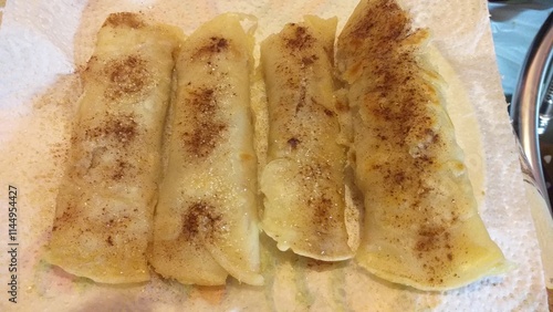 Fregnacce di pastella con zucchero e cannella photo