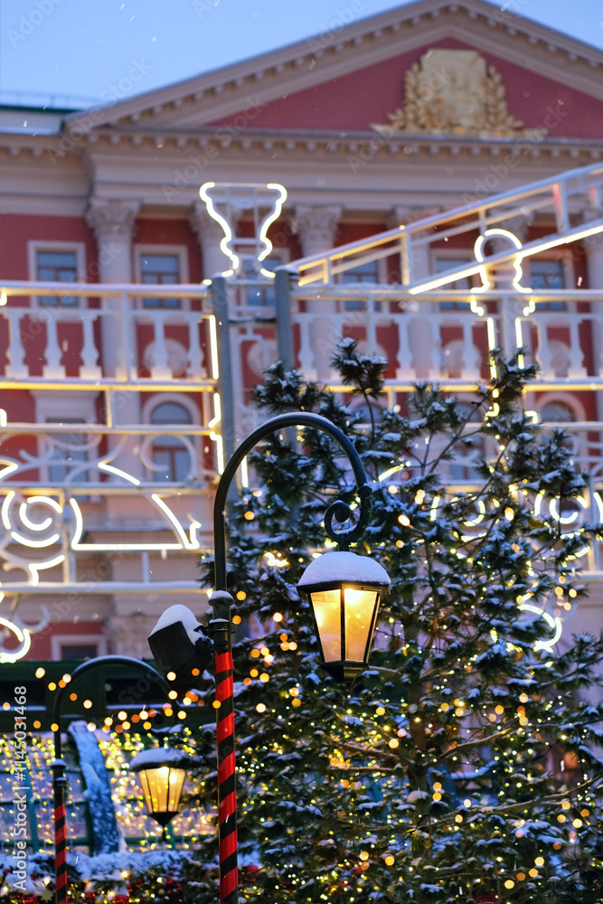 Obraz premium Christmas background. christmas tree in Festive decorations, glowing garlands and street lantern outdoor. winter holidays season