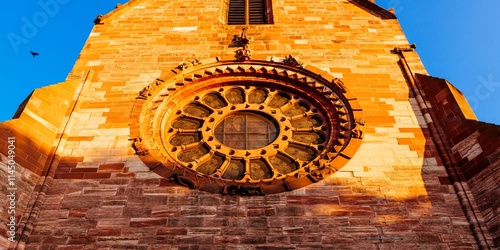 Fotografie Above the Gallus Gate is the rose window known as 'The Wheel of Fortune'