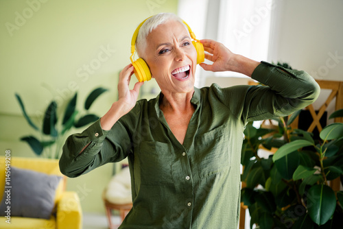 Foto Photo of positive good mood woman dressed green shirt siging enjoying music head