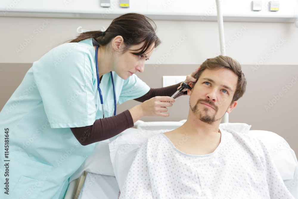 Obraz premium a doctor examining a patients ear
