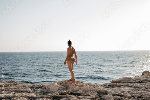 Frau im Bikini bei den weißen Felsen, Aganos, Zakynthos, Griechenland photo