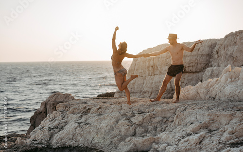 Paar steht bei den weißen Felsen, Aganos, Zakynthos, Griechenland
