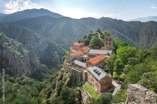 Abbaye de Saint Martin de Canigou. Vista aérea la abadía monjes en la Cataluña norte, Francia, Europa. Paisaje de pirineos en verano. Destinación turística y peregrinaje.