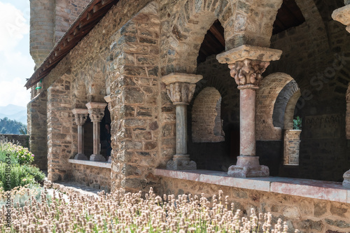 Abbaye de Saint Martin de Canigou. Vista aérea la abadía monjes en la Cataluña norte, Francia, Europa. Paisaje de pirineos en verano. Destinación turística y peregrinaje.