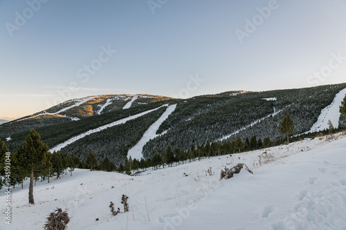 Estacion de esqui de Port del Compte en Cataluña. Nieve en la montaña desde Estivella, pistas de esquí de la Bofia. Pirineo catalan, invierno. Puesta de sol.