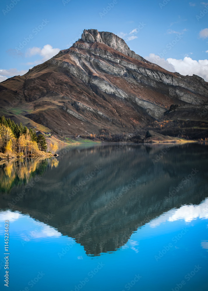 Obraz premium Rocher du Vent Reflecting In Lac de Roselend
