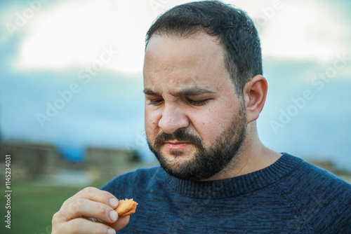 Fotografia Disgusted Expression After Tasting Bad Biscuit