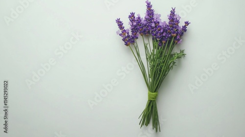 Ramo de flores de lavanda en fondo blanco photo