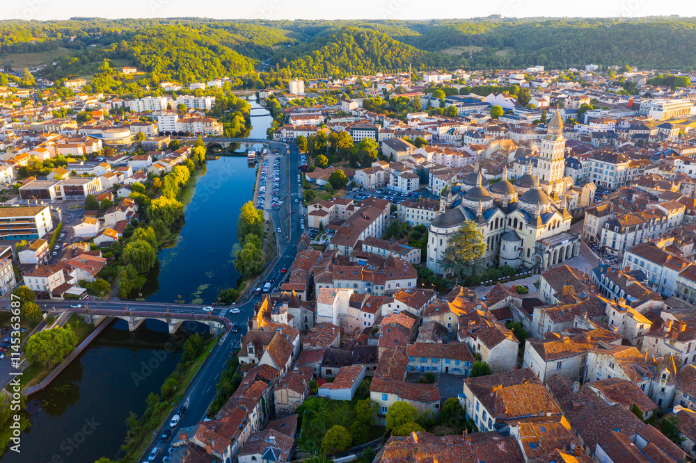 Φωτογραφία Aerial view of the city of Perigueux and the Ile river at sunset