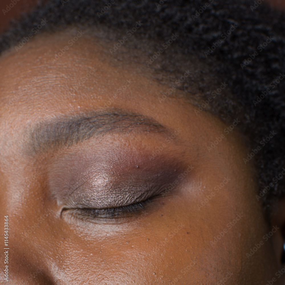 Nude Eyeshadow look on brown skin, brown skin woman with neutral eye makeup Nude Eyeshadow look on brown skin, brown skin woman with neutral eye makeup
