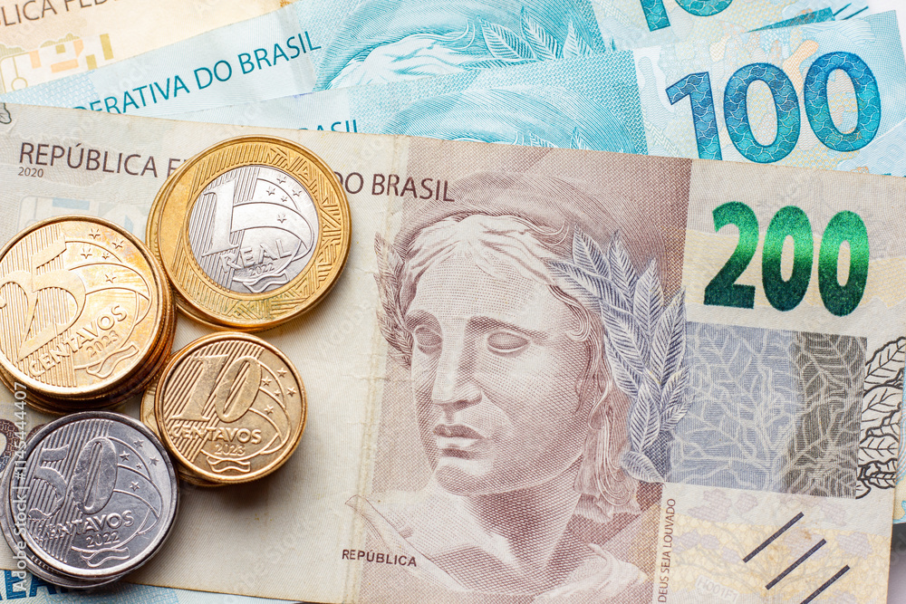 Foto Moedas e Cédulas do Real Brasileiro em close