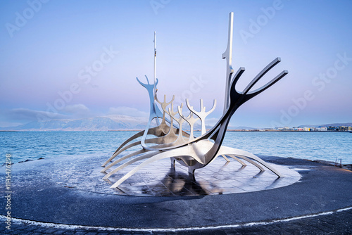 Foto View of ship sculpture of Sun Voyager in Reykjavik