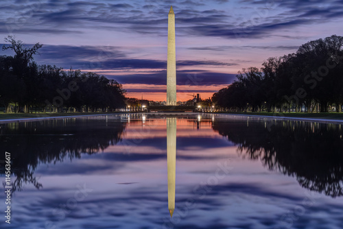 Фотография The famous Washington Monument before sunrise reflected in the famous reflecting