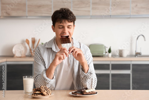 Handsome young man eating s...