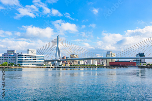 青森市の街並みと青森ベイブリッジ