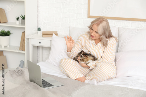 Beautiful mature woman in p...