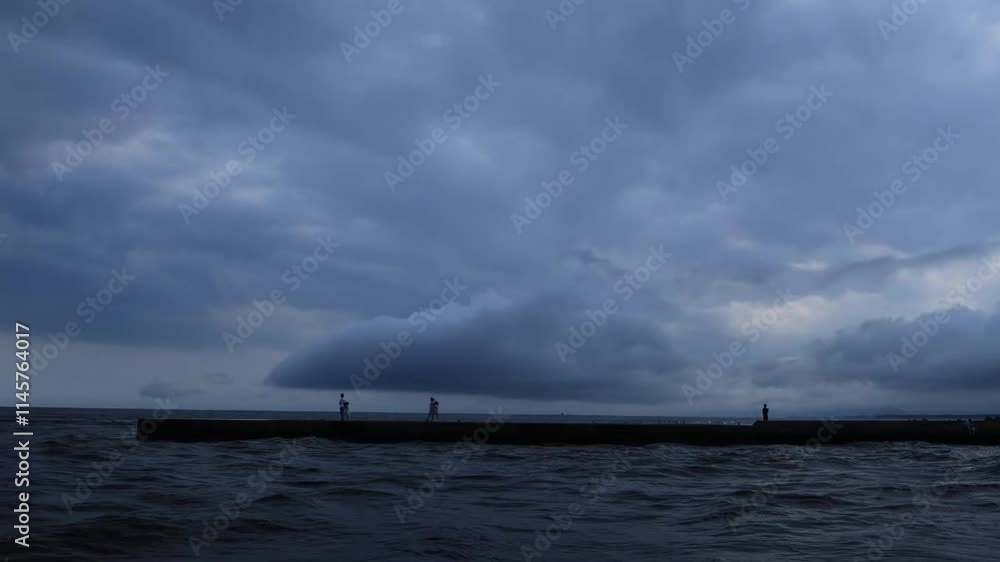 雲が低く立ち込め始めている夕方、鵠沼海岸近くの引地川河口付近にある防波堤の風景 タイムラプス 雲が低く立ち込め始めている夕方、鵠沼海岸近くの引地川河口付近にある防波堤の風景 タイムラプス