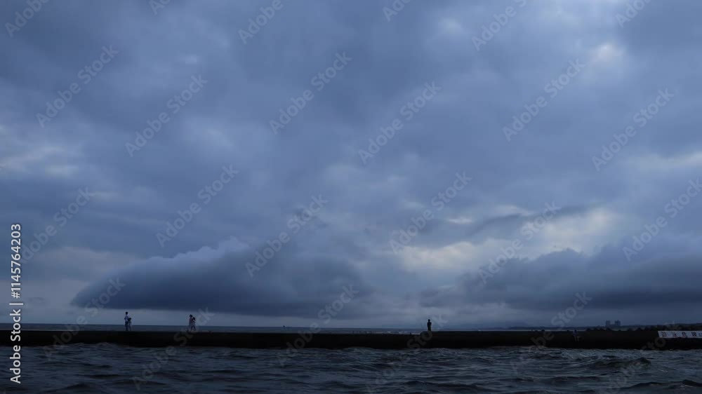 雲が低く立ち込め始めている夕方、鵠沼海岸近くの引地川河口付近にある防波堤の風景 タイムラプス 雲が低く立ち込め始めている夕方、鵠沼海岸近くの引地川河口付近にある防波堤の風景 タイムラプス