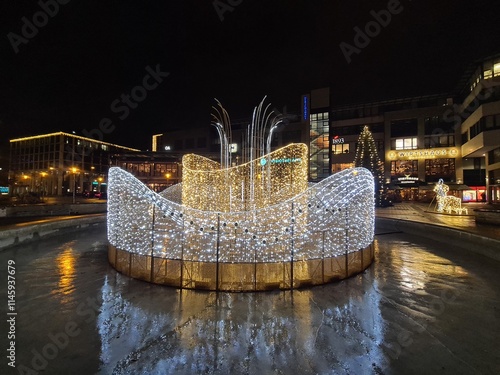 ein schön gestalteter Brunnen zur Weihnachtszeit in Magdeburg, Sachsen - Anhalt