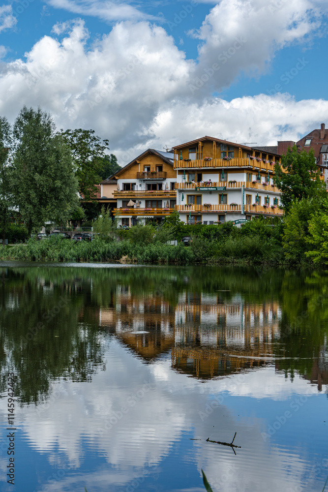 Windorf an der Donau mit Spiegelungen der Wolken im Wasser Windorf an der Donau mit Spiegelungen der Wolken im Wasser