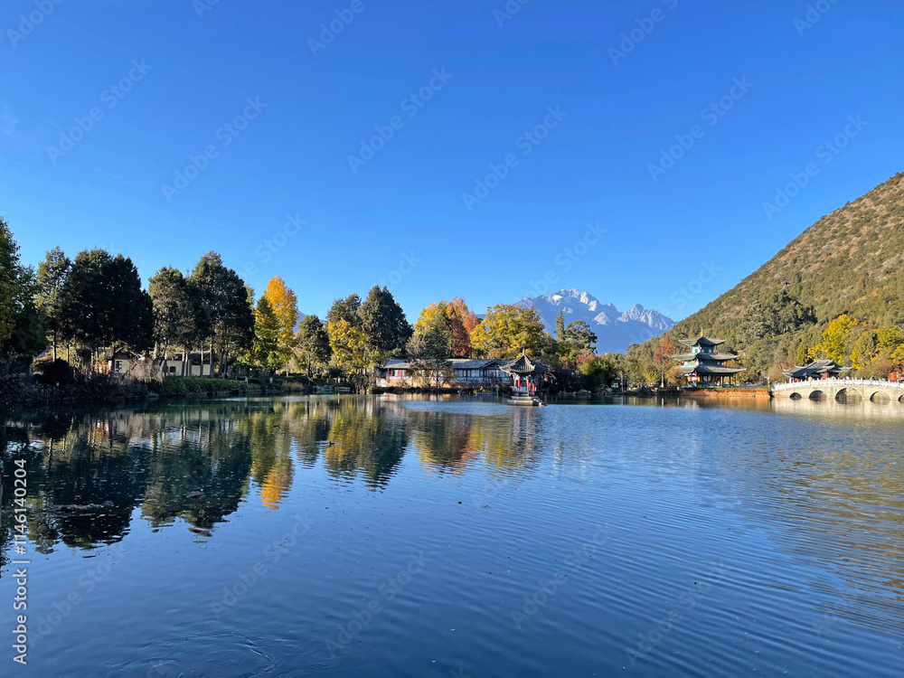 Obraz premium Black dragon pool in Lijiang Ancient Town with best views of Jade Dragon Snow Mountain. Famous travelling destination in Yunnan province, China