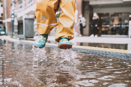 wasser, fontain, schnee, natur, feucht, winter, platsch, erkältung, flüssig, bach, fluss, kind, kinder, springen, pfütze, gummistiefen, Herbst, regen, spaß, kindheit