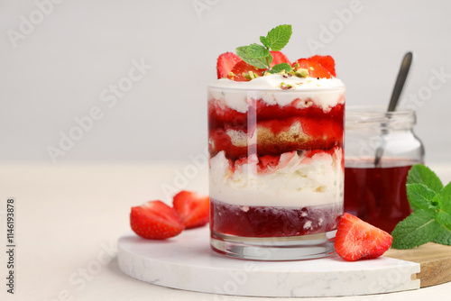 Quadro su tela Tasty trifle dessert