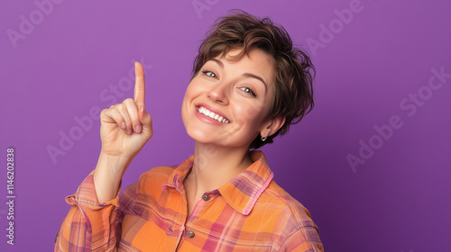 Mujer fotografía de estudio con fondo lila
