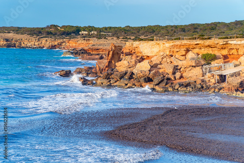 Formentera, playa Cala Saona, islas Baleares, embarcadero en sus acantilados