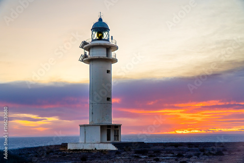 Formentera, baleares, faro Cap de Barbaria, cabo de Barbaria al atardecer  con el cielo rojo