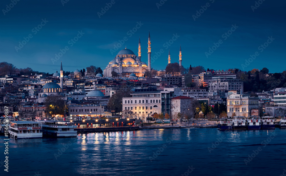 Fototapeta premium Istanbul cityscape at night with Suleymaniye mosque, Turkey