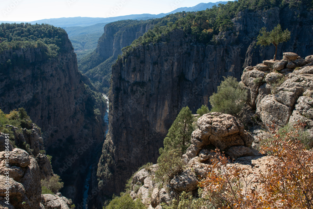 Obraz premium A panoramic view of Tazi Canyon, a natural wonder located in the province of Antalya, Turkey.