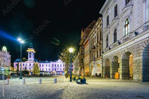 Stare miasto w Cieszynie na Śląsku w Polsce, nocą w okresie Świąt Bożego Narodzenia