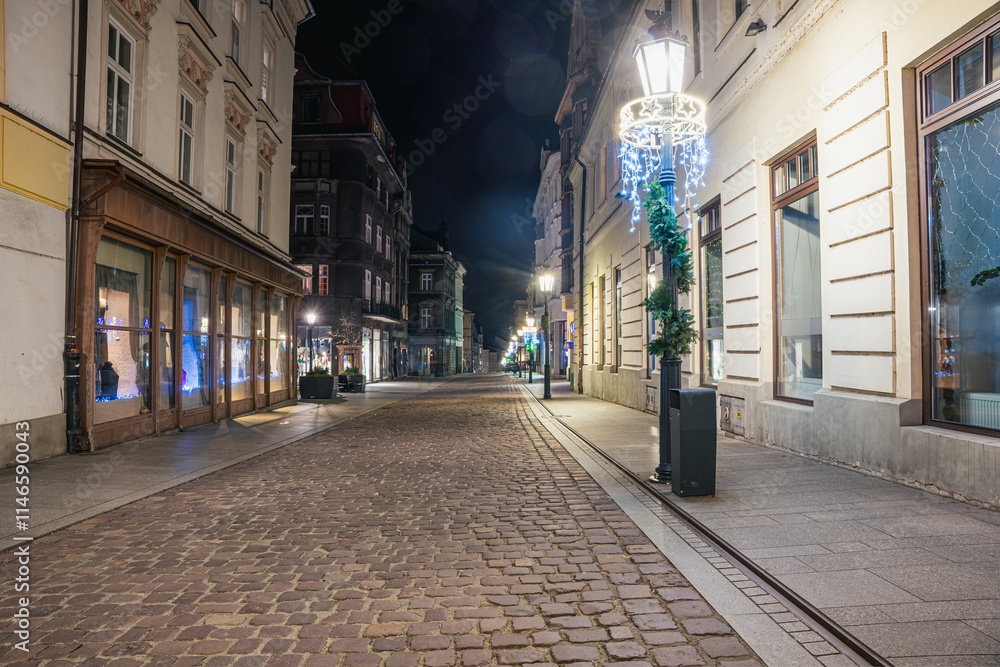 Stare miasto w Cieszynie na Śląsku w Polsce, nocą w okresie Świąt Bożego Narodzenia