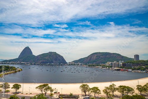Pan de Azúcar visto desde la playa de Botafogo. Sugarloaf Mountain seen from Botafogo Beach, Rio de Janeiro, Brazil