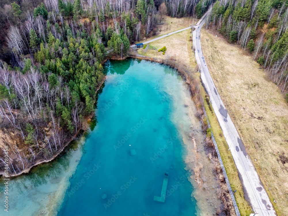 Naklejka premium Jaworzno, Polska, krajobraz atrakcyjnych okolic miasta z pięknymi lasami i krystalicznie czystymi jeziorami