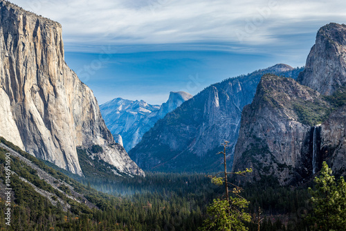 Obraz na płótnie Majestic Bridalveil Falls in Yosemite Valley w salonie