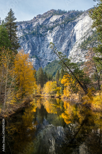 Obraz na płótnie Majestic fall reflections in Yosemite Valley w salonie