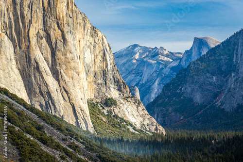 Obraz na płótnie Hiking Yosemite Valley's iconic trails w salonie