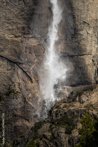 Obraz na płótnie Yosemite Falls flows gracefully through cliffs w salonie