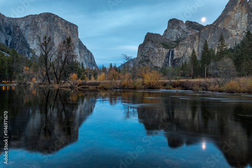 Obraz na płótnie Majestic sunset over Yosemite Valley reflections w salonie