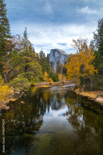 Obraz na płótnie Majestic autumn foliage near Half Dome in Yosemite w salonie
